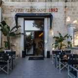 ...si arriva davanti all�entrata del bar inclusa in un vecchio arco murato
